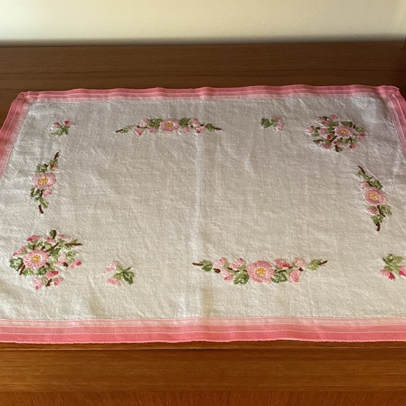 VTG Hand Embroidered Pink Floral Doily🌸 - Picture 8 of 8